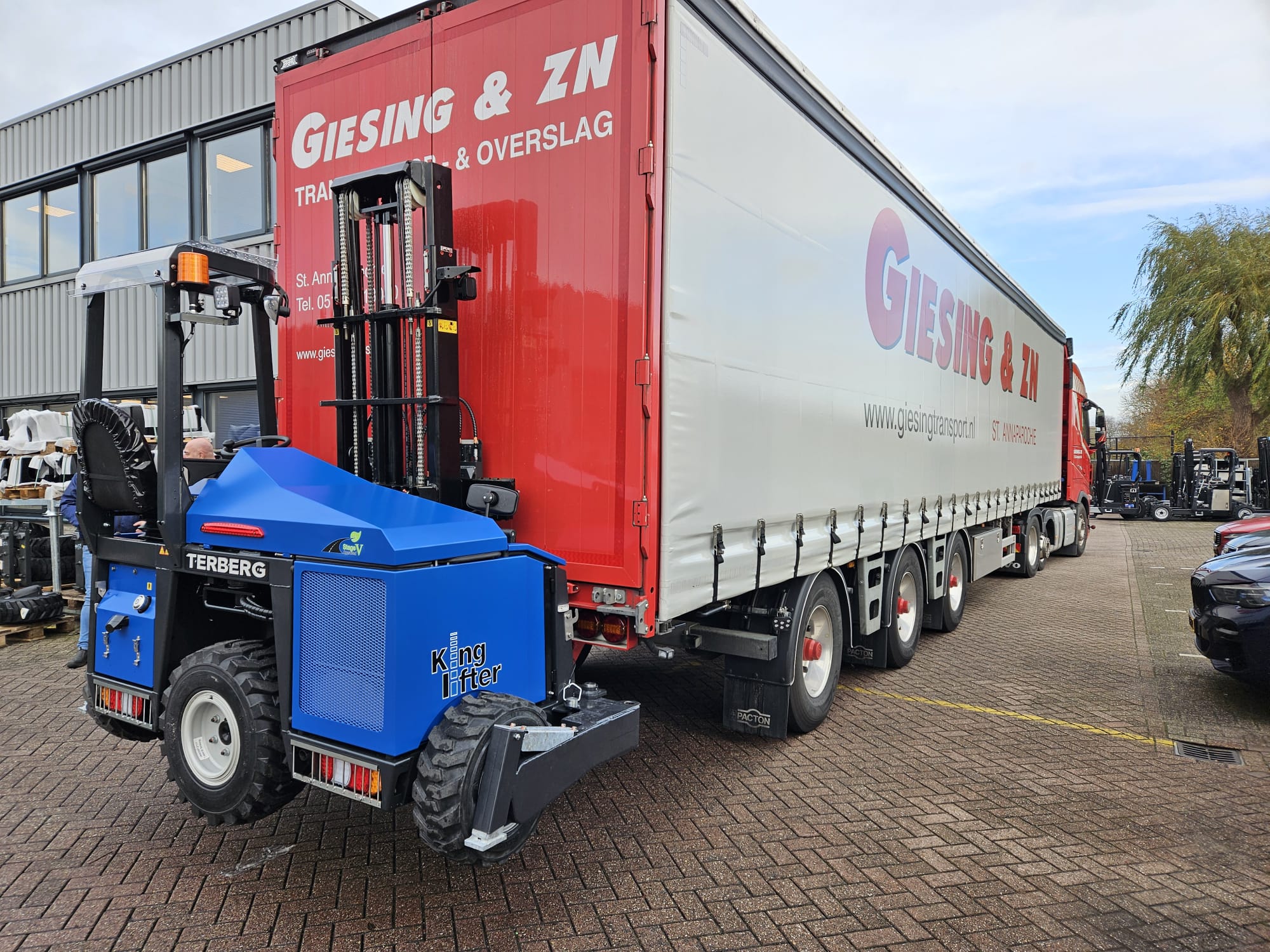 Discover the Innovative 'Klapvoet' Wheel Arms from Terberg Kinglifter B.V.