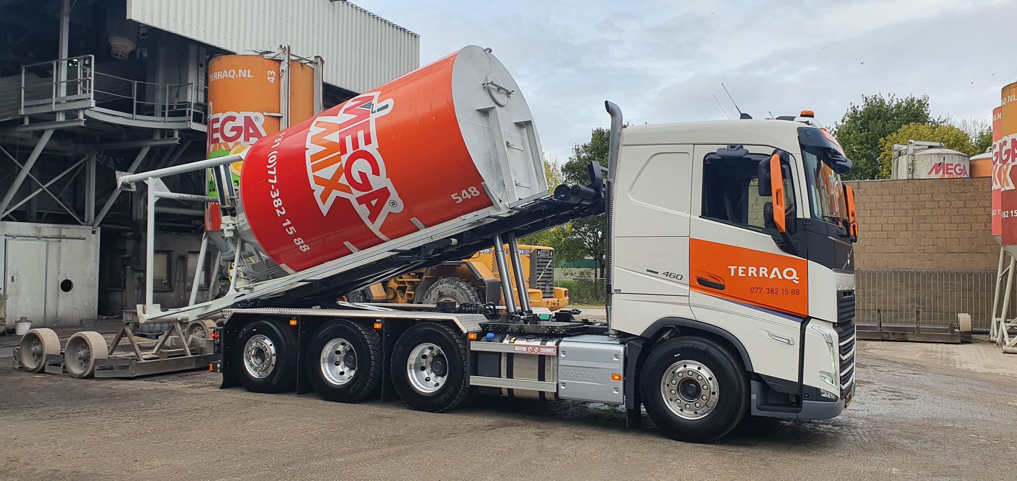 Terberg Techniek Baarlo heeft voor Terraq in Venlo een Volvo FH 8x4 voorzien van een 30 tonskabel silosysteem van VDL Container Systems bv