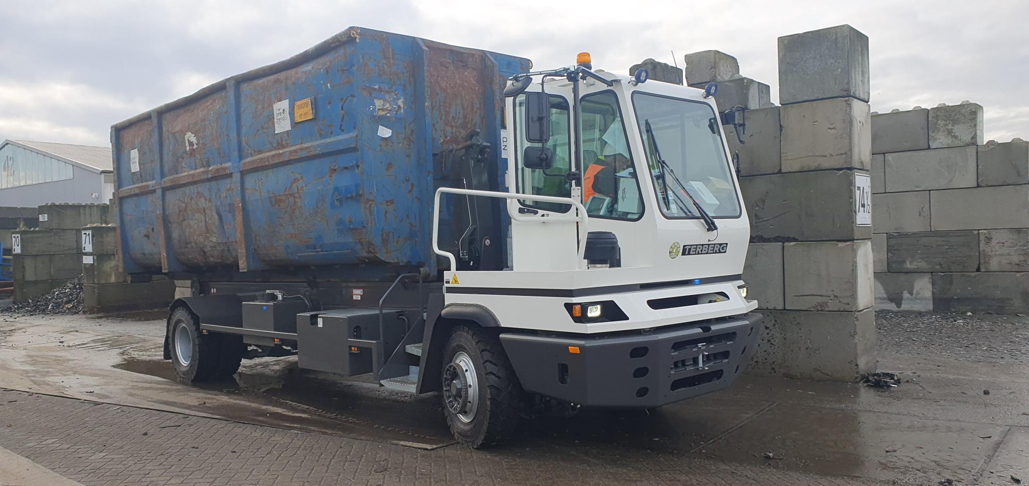 Aflevering aan HKS Scrap Metals B.V. vestiging Amersfoort een YT 222 4x2 Container Carrier met een 30 tons VDL haakarmsysteem